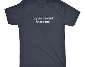 My Girlfriend Beats Me T-shirt, paar cadeau, humor liefdesshirt, grappig shirt vriend, shirt sarcastische relatie humor, grap cadeau jongens