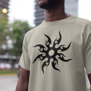 Puede incluir: Camiseta de color beige claro con un dise&ntilde;o de sol tribal negro. El gr&aacute;fico est&aacute; centrado en el pecho. La camiseta de manga corta est&aacute; hecha de un material suave, adecuada para ropa informal.