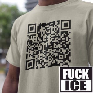 Puede incluir: Una taza de cerámica blanca con un asa negra y el texto "But First, Coffee" en negrita negra. La taza está sobre una superficie blanca. La taza mide 10 cm de alto.