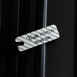 Gepersonaliseerde bagagelabel - ID-label aangepaste reistas, gepersonaliseerd Vaderdagcadeau voor hem, patroon zilver koolstofvezel, cadeau automan, vader