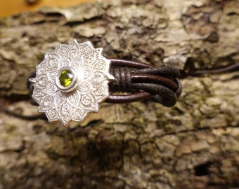 Läderarmband med mandala silverhänge och gröna kubiska zirkoniastenar