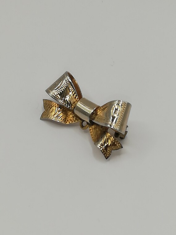 Circa 1950s Rolled Gold Bow Design Etched Detail … - image 3