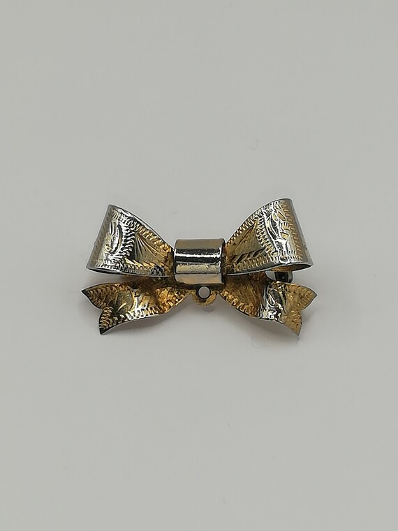 Circa 1950s Rolled Gold Bow Design Etched Detail … - image 2