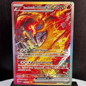Może przedstawiać: Holograficzna karta Pokémon z Team Rocket's Moltres EX. Karta przedstawia ognistą, przypominającą feniksa istotę z kobietą w tle. Karta zawiera tekst "Flame Screen" i "Evil Incineration".