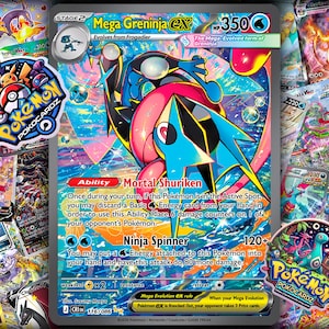 Può includere: Una carta Pokémon Mega Greninja EX con un design blu, nero e rosa. La carta presenta i testi "Mortal Shuriken" e "Ninja Spinner". Altre carte e adesivi Pokémon circondano la carta principale.