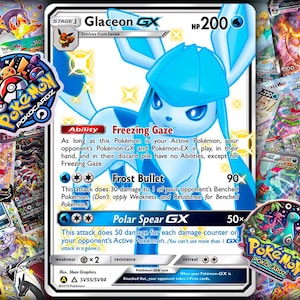 Może przedstawiać: Karta Pokémon Glaceon GX przedstawiająca niebiesko-białego Glaceona w niebieskim kapeluszu. Karta ma białe tło z niebieskimi i srebrnymi akcentami. Tekst na karcie brzmi "Freezing Gaze", "Frost Bullet" i "Polar Spear GX".