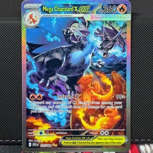Może przedstawiać: Holograficzna karta kolekcjonerska Pokémon Mega Charizard X EX. Karta przedstawia Charizarda w ognistej scenie walki. Karta ma 360 HP i tekst "Inferno X".