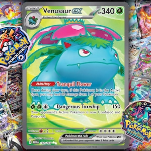 Op de afbeelding: Een Pokémon-verzamelkaart met Venusaur EX, met een blauwgroene illustratie van Venusaur. De kaart bevat de teksten "Tranquil Flower" en "Dangerous Toxwhip". Andere Pokémon-kaarten en stickers omringen de hoofdkaart.