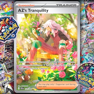 Può includere: Una carta collezionabile di Pokémon con "AZ's Tranquility". La carta mostra un personaggio con i capelli rosa in un giardino. La carta ha il testo "Supporter" e "Trainer". Altre carte Pokémon e un adesivo Pokocardz sono sullo sfondo.