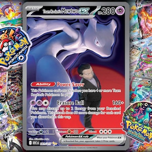 Puede incluir: Una carta coleccionable de Pokémon con Mewtwo EX y una ilustración de personaje. La tarjeta tiene un esquema de color púrpura y blanco con texto que incluye "Power Saver" y "Erasure Ball". La tarjeta está rodeada de otras cartas y logotipos de Pokémon.