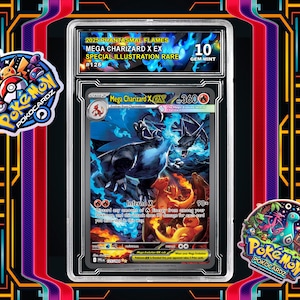 Puede incluir: Una carta Pokémon clasificada con Mega Charizard X EX. La carta está encerrada en un soporte protector y está clasificada como 10 Gem Mint. La ilustración de la carta representa un Charizard azul y naranja en una escena ardiente, con el texto "2025 Phantasmal Flames" visible.