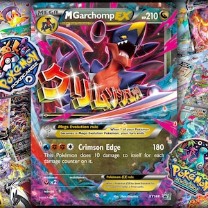 Puede incluir: Un vibrante collage de cartas coleccionables de Pokémon, con una carta central Mega M Garchomp EX con un diseño rojo, azul y amarillo. La carta muestra el texto "Crimson Edge" y un nivel de poder de 180. La imagen incluye varias otras cartas de Pokémon y dos pegatinas "Pokocardz".