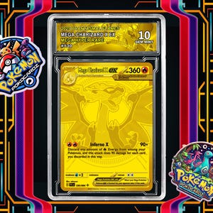 Op de afbeelding: Een gouden Mega Charizard EX Pokémon-kaart, beoordeeld als Gem Mint 10, met de tekst "Mega Hyper Rare #130". De kaart heeft een Charizard-illustratie en is ingesloten in een beschermende houder, omringd door andere Pokémon-kaarten.