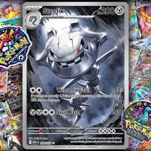Könnte beinhalten: Eine Steelix Pokémon-Karte mit metallgrauem Design, mit dem Text "Welcoming Tail" und "Skull Bash". Die Karte ist von anderen Pokémon-Karten und zwei "Pokocardz"-Aufklebern umgeben.