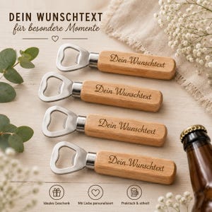 Könnte beinhalten: Vier Flaschenöffner mit hellbraunen Holzgriffen und silbernen Metallköpfen. Jeder Griff ist mit dem Text "Dein Wunschtext" graviert. Das Bild enthält den Text "DEIN WUNSCHTEXT für besondere Momente" sowie Symbole für ein Geschenk, ein Herz und einen Bierkrug.