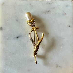 Yellow gold pearls beads flower brooch