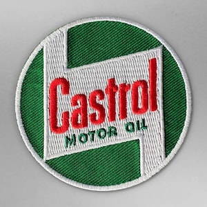 Può includere: Una toppa rotonda ricamata di colore verde e bianco con la parola "Castrol" in lettere rosse e le parole "Motor Oil" in lettere rosse più piccole sotto.