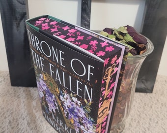 Throne Of The Fallen hardcover, by Kerri Maniscalco with beautiful sprayed edges