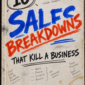 Op de afbeelding: Een boekomslag met de titel 10 SALES BREAKDOWNS THAT KILL A BUSINESS door Joe Ingram. De omslag bevat handgetekende tekst in blauw en rood krijt op een beige achtergrond met koffievlekken, turven en handgeschreven notities over verkoopprocessen.