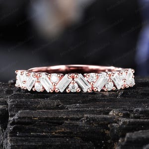 Può includere: Un cartello in legno rustico con la scritta "Welcome to our home" in stile scritto a mano. Il cartello, dipinto di bianco con finitura invecchiata, presenta un design semplice ed elegante, adatto per interni ed esterni.