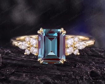 Unieke verlovingsring met smaragdgeslepen alexandriet, massief gouden beloftesring, vintage ring met diamanten in Art Deco-stijl, handgemaakte sieraden, cadeau voor haar.
