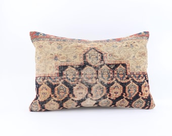 Peut inclure: Coussin rectangulaire avec un motif complexe de style vintage. Le coussin présente un fond beige avec un motif géométrique bleu foncé et rouille. Les bords ont une bordure rouge et bleue, créant un accent décoratif classique pour la décoration intérieure.