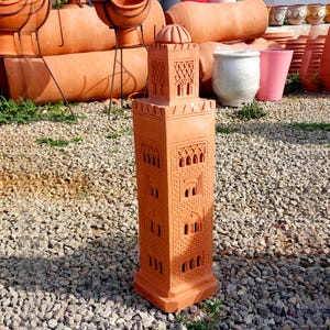 以下が含まれることがあります： 複雑な彫刻とドーム型の屋根を持つテラコッタの塔。塔は伝統的なモロッコのデザインの装飾品です。