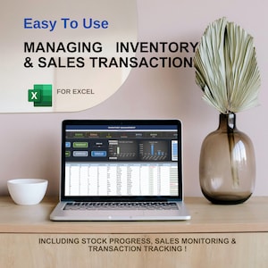 Könnte beinhalten: Ein Laptop-Computer, auf dem eine Tabellenkalkulation mit dem Titel "Bestandsverwaltung" angezeigt wird. Die Tabellenkalkulation enthält Spalten für Produktname, Menge, Kosten und Verkäufe. Der Laptop steht auf einem Holztisch mit einer weißen Schüssel und einer Vase mit einer getrockneten Pflanze. Der Text "Einfach zu bedienen" befindet sich oben im Bild, und der Text "Bestandsverwaltung und Verkaufsabwicklung" befindet sich darunter. Der Text "Für Excel" befindet sich unter dem Text "Bestandsverwaltung und Verkaufsabwicklung". Der Text "Einschließlich Lagerfortschritt, Umsatzüberwachung und Transaktionsverfolgung!" befindet sich unten im Bild.