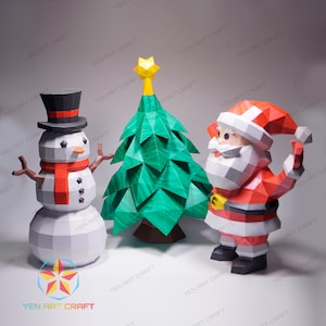 Può includere: Una scena natalizia di carta con un pupazzo di neve, un albero di Natale e Babbo Natale. Il pupazzo di neve è bianco con una sciarpa rossa e un cappello a cilindro nero. L'albero di Natale è verde con una stella gialla in cima. Babbo Natale indossa un abito rosso con una barba bianca e una cintura nera.
