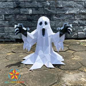Può includere: Una scultura di fantasma di carta bianca e geometrica con mani e lineamenti neri. Il fantasma ha le braccia tese e un fondo fluente, perfetto per Halloween o decorazioni spettrali. La scultura è esposta all'aperto.