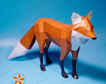 Pode incluir: Um modelo de raposa de papel com a ponta da cauda branca. A raposa é laranja e branca e tem um design geométrico detalhado.