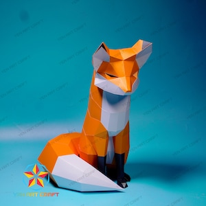 Könnte beinhalten: Ein Papiercraft-Fuchsmodell in Orange und Weiß, das mit seinem Schwanz hinter sich eingerollt sitzt. Der Fuchs besteht aus gefaltetem Papier und hat ein realistisches Aussehen.