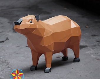 Puede incluir: Un modelo de papel marrón de un capibara, un roedor grande nativo de América del Sur. El modelo está hecho de papel doblado y tiene una apariencia realista. El capibara está de pie sobre una superficie gris.