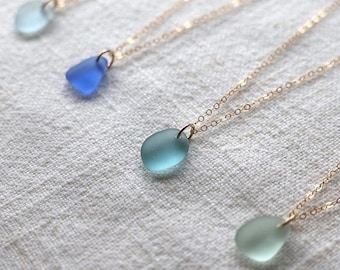 Delicata collana in vetro di mare, ciondolo regalo da spiaggia autentico riempito d'oro 14k