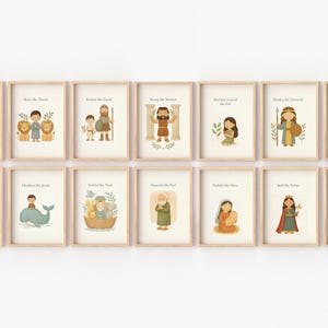 Könnte beinhalten: Ein Set aus zwölf gerahmten Kunstdrucken mit Illustrationen biblischer Figuren. Jeder Druck zeigt eine andere Figur mit einem Titel. Die Illustrationen sind in sanften Farben gehalten und haben einen verspielten Stil.