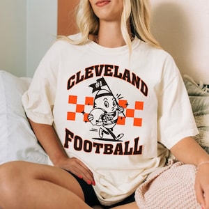 T-shirt couleur confort vintage, mascotte de ballon de football de Cleveland, maillot de l&#39;équipe de football Go Cleveland, maillot de match de football, t-shirt de sport