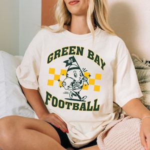 グリーンベイ フットボール かわいいボール マスコット ヴィンテージ コンフォートカラー Tシャツ、グリーンベイ フットボール チーム シャツ、Go Green Bay Tシャツ、フットボール ゲームデー シャツ