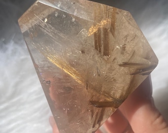 虹と星型ルチルが入った高品質のゴールドルチルクォーツ / 雲母と虹が