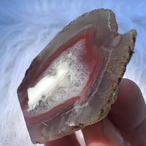 Gebänderter Lila Roter Laguna Achat Mini Geode mit Quarz / Laguna Achat Mini Specimen mit Bänderung und Quarz Einschlüssen 29g