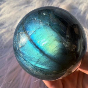 Esfera de cristal de labradorita azul de alto brillo de Madagascar con arcoíris brillantes / Esfera de labradorita azul llamativa, viene con soporte gratuito 196 g