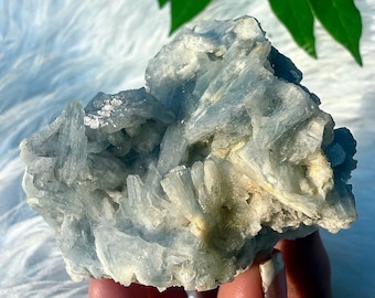 Surowy okaz minerału niebieskiego barytu z Maroka / Lśniące kryształy niebieskiego barytu z Maroka na matrycy 115 g