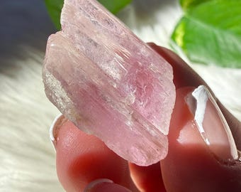 Ejemplar de cristal de kunzita rosa Gemmy con destellos / Cristal de kunzita en bruto brillante de Shigar, Pakistán, 21 g