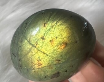 High Flash Yellow Labradorite Palmstone with Teal Flash & Shimmery Sandstone / Flashy Labradorite Palmstone with Yellow Green Flash 100g