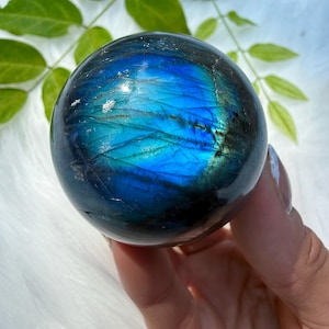 Esfera de cristal de labradorita azul HIGH FLASH de Madagascar / Esfera de labradorita azul flash con arcoíris, viene con soporte 131 g