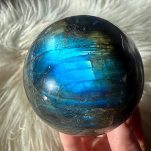 以下が含まれることがあります： クリーム、ライトグレー、ダークグレーの3色の、まだら模様のマット仕上げのセラミックマグのセット。各マグはシンプルでミニマルなデザインで、丸みを帯びたハンドルが付いています。