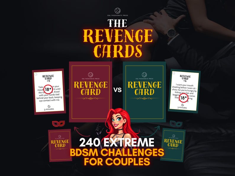 Op de afbeelding: Een set van 240 Revenge Cards voor koppels, met bordeauxrode en donkergroene kaartendoosjes met gouden tekst. De kaarten tonen 18+ uitdagingen, inclusief tekst zoals Revenge Card #5 en #6, naast een cartoonillustratie van een roodharig personage.