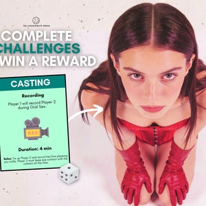Op de afbeelding: Een spelkaart getiteld CASTING met de tekst Recording, Player 1 will record Player 2 during Oral Sex, Duration: 4 min, en regels. De kaart bevat een videocamera-icoon met XXX, een witte dobbelsteen en de tekst COMPLETE CHALLENGES TO WIN A REWARD.