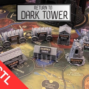 Puede incluir: Un conjunto de miniaturas impresas en 3D para el juego de mesa Return to Dark Tower. Las miniaturas están hechas de plástico gris y presentan varios edificios y estructuras, incluyendo una tumba, una fortaleza, una cueva y ruinas. Cada miniatura tiene un pequeño letrero con un nombre y una descripción de su función en el juego.