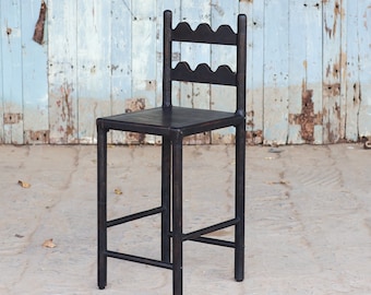 Vintage zwarte teruggewonnen houten tegenstoel | Eetkamerstoel | Keuken- en eetkamerstoel | Rustieke zwarte afwerking | Set van twee | Set van vier