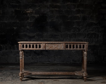 Consola de teca recuperada: mesa de entrada encalada y tallada a mano